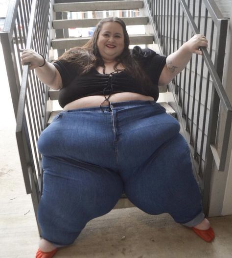 Ash Ash, Big Women Fashion, Obese People, Poses For Pictures, Mom Jeans, Ash, Plus Size, Instagram Photos