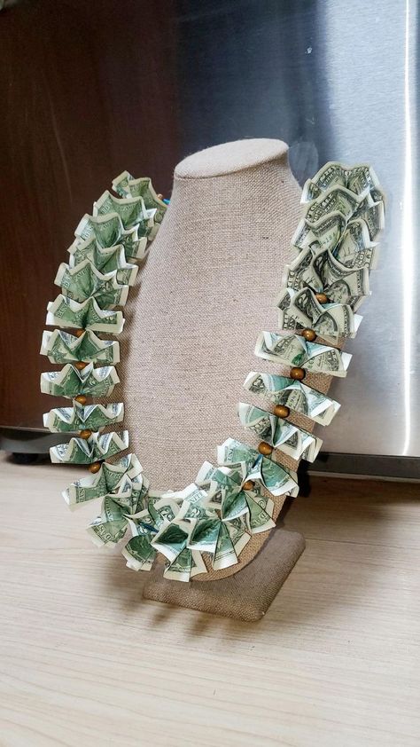 Using $2 Bills total of $50 Graduation Leis Diy, Birthday Money Gifts, Graduation Money Lei, College Grad Cap Ideas, Diy Graduation Gifts, Graduation Money, Diy Graduation, Money Bouquet, Graduation Leis