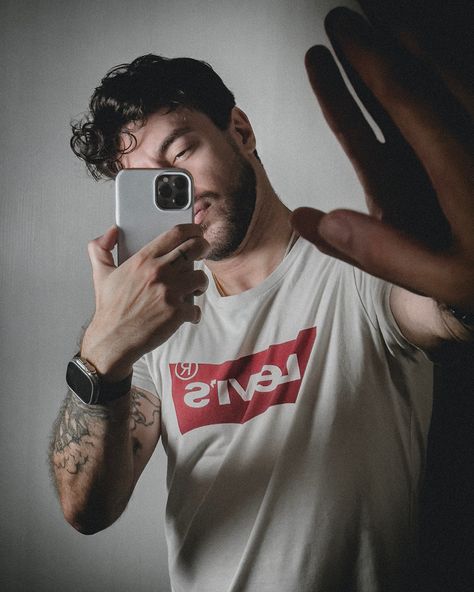 Aesthetic Man Selfie, Male Mirror Selfie Poses, Mirror Photography Men, Mirror Selfie Poses For Men, Mens Mirror Selfie Poses, Mirror Selfie Men Instagram, Mirror Selfie Ideas Men, Mens Selfie Poses, Selfie Ideas Instagram Men