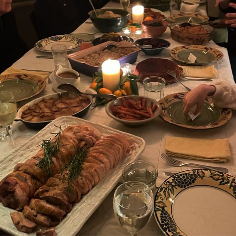 Fall Dinner Table Aesthetic, Thanksgiving Spread Aesthetic, Thanksgiving Dinner Table Aesthetic, Thanksgiving Food Plate Aesthetic, Thanksgiving Meal Aesthetic, New Years Food Table, Autumn Dinner Aesthetic, Family Meal Aesthetic, Thanksgiving Day Aesthetic