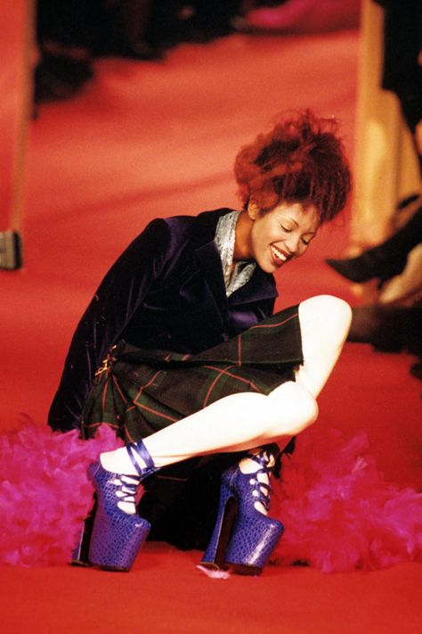 Vivienne Westwood Punk, Vivienne Westwood Fashion, Vivienne Westwood Shoes, Chrissie Hynde, Fashion Designers Famous, Photographie Portrait Inspiration, Carla Bruni, Joan Collins, The Vivienne