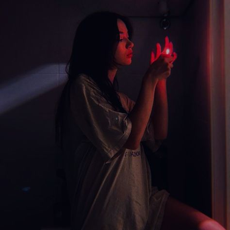 House Selfie Ideas, Lighter Photoshoot Ideas, Photoshoot With Lighter, Person Holding Heart Reference, Girl Holding Knife Reference, Lighter Pose Reference, Hand Holding Lighter Reference, Holding Flashlight Pose, Holding A Lighter Reference