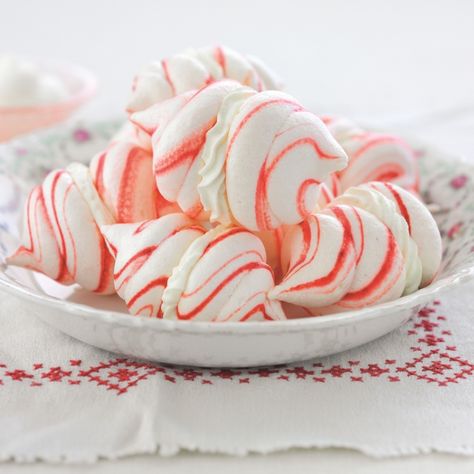 Stripy Cream Filled Meringues Peppermint Meringue Cookies, Peppermint Meringue, Meringue Recipes, Meringues Recipe, Peppermint Meringues, Meringue Cookie Recipe, Meringue Desserts, Raspberry Coulis, Meringue Kisses