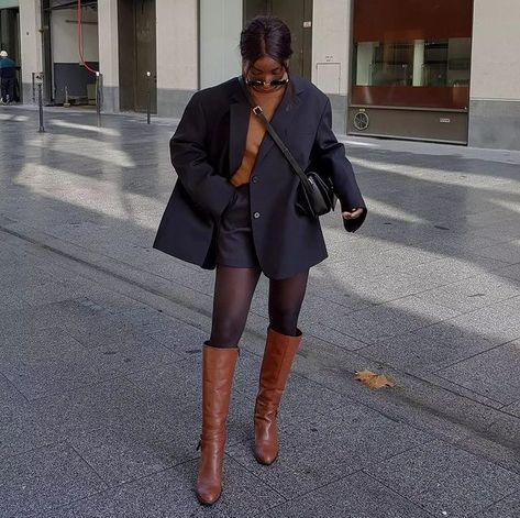 21 Stylish Ways to Slay in Knee High Boots – May the Ray Brown Over The Knee Boots Outfit, Cognac Boots Outfit Knee Highs, Brown Over The Knee Boot Outfit, Cognac Boots Outfit, Brown Knee High Boots Outfit, Knee Boots Outfit Winter, Skirts And Boots, Paris November, Brown Boots Outfit