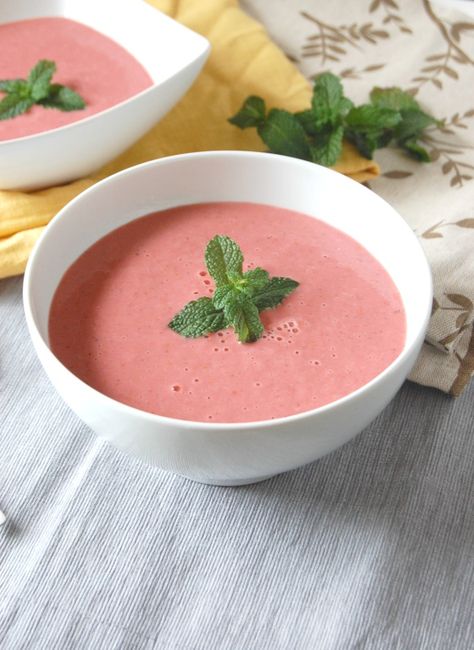 Strawberry Gazpacho Soup Strawberry Gazpacho Recipe, Meatless Soup Recipes, Lentils Nutrition, Cold Soup Recipes, Moroccan Carrots, Gazpacho Soup, Healthy Chili, Gazpacho Recipe, Creamy Yogurt