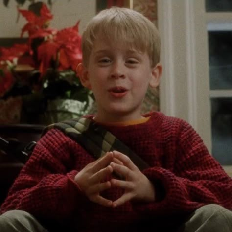 Home Alone Burglars, Daud Kim, Home Alone Kid, Home Alone Kevin, Kevin Home Alone, Kevin Mcallister, Home Depot Bathroom Vanity, Nostalgic Movies, Christmas Cubicle Decorations