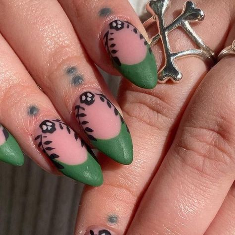 Skull Halloween Nails, Skull Flower Nails, Beetle Nail Art, Halloween Nail Inspiration, Minimalist Halloween Nails, Baddy Nails, Design Natural Nails, Skull Nail Designs, Spooky Nail Art