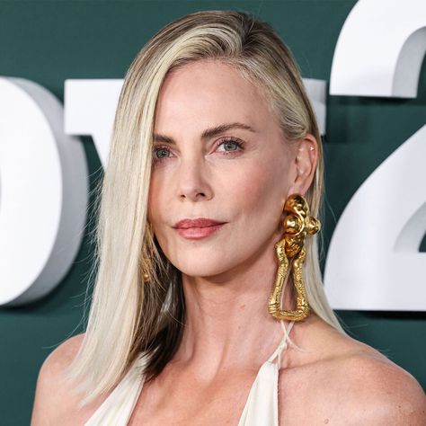 Charlize Theron Leaves Her Fans Speechless In A Mini Skirt And Chic Blazer During Recent Event: 'Those Legs Are Something Else' Meghan Markle Sister, Charlize Theron Hair, Lady Lesso, Charlize Theron Style, Boyfriend Justin, My Children Quotes, Red Carpet Beauty, Chic Blazer, Celebrity Hair