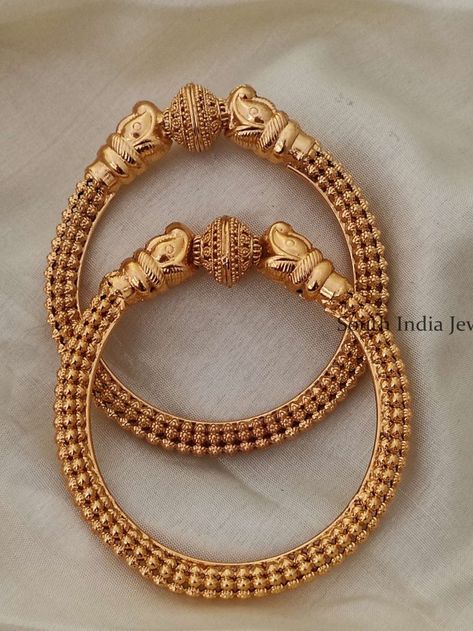 Golden Bangles Indian Design, Saree Inspiration, One Gram Gold Jewellery, Gold Reference, Reference Models, Single Bangle, Golden Bangles, Plain Gold Bangles, Gold Kada