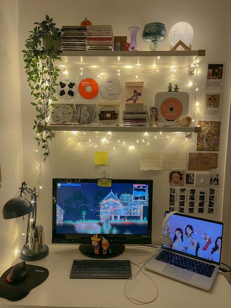 Fairy Light Setup, Fairy Lights Office Desk Areas, Fairy Light Desk Setup, Shelves With Fairy Lights, Lights In Bookshelves, Fairy Lights Shelves, Geeky Bedroom Ideas, Fairy Lights Desk Decor, Dorm Bookshelf Decor