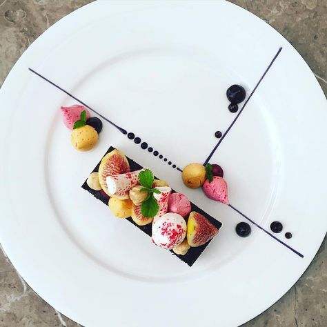 See this Instagram photo by @chefsplateform •                                                                                                                                                                                 More Weight Watcher Desserts, Food Plating Techniques, Gourmet Food Plating, Chefs Plate, Dessert Presentation, Decorações Com Comidas, Whiter Teeth, Dessert Plating, Low Carb Dessert