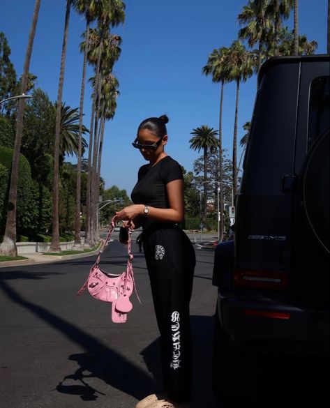 Balenciaga Bag Outfit, Outfit Drip, Boujee Lifestyle, Fly Girls, Girly Fits, Girl Energy, Bag Outfit, Cindy Kimberly, Chill Vibes