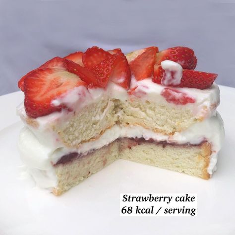 LOW CALORIE RECIPES 🧁 on Instagram: “Strawberry cake, with a layer of strawberry jam and yogurt, and topped with fresh strawberries 🍓 ⁣ ⁣ Ingredients: (1 small cake, 4…” Low Calorie Cake Recipes, Medu Vada, Low Calorie Cake, Low Cal Dessert, Low Calorie Protein, Fresh Strawberry Recipes, Vada Recipe, Healthy Low Calorie Meals, Recipe Breakfast