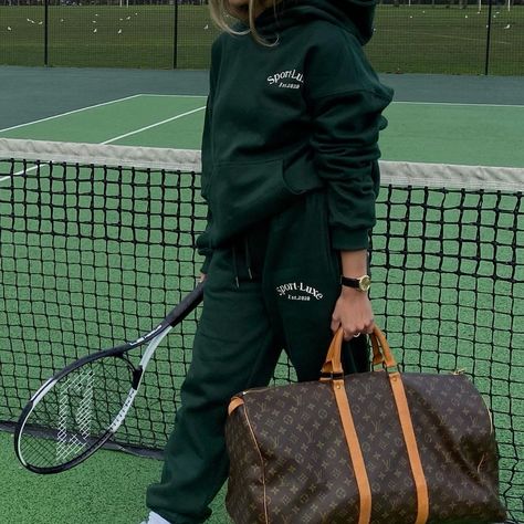 Forest Green Aesthetic, Sport Luxe, Green Outfits, Green Girl, Sports Luxe, Future Lifestyle, Green Hoodie, Beige Aesthetic, Green Outfit