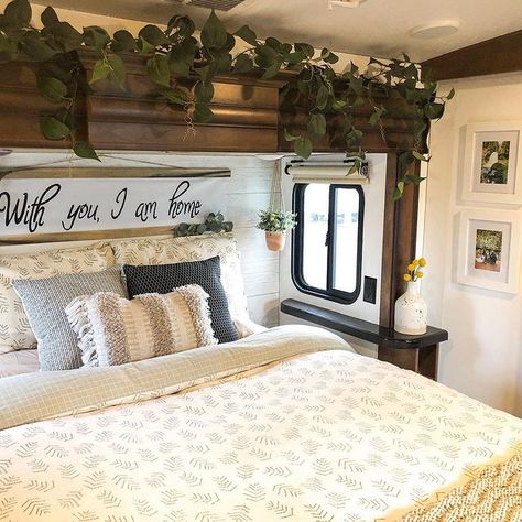 Rv Living Decor, Rv Decorating Ideas, Small Travel Trailer, Rv Decorating, Rv Interior Design, Organization Travel, Glamper Camper, Rv Interior Remodel, Camper Interior Design