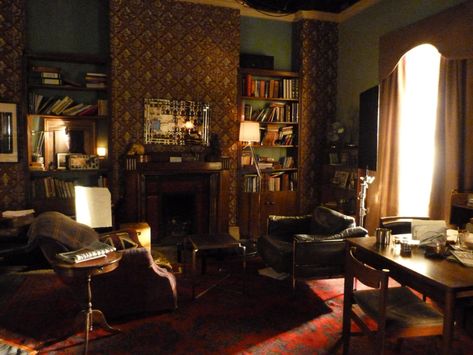 Sherlock and John's sitting-room | Sherlock Holmes Society of London | Flickr Dark Academia Room Decor Bedroom, Dark Academia House, Dark Academia Room Ideas, Academia House, Dark Academia Room Decor, Dark Academia Room, Academia Room, English Decor, London Apartment