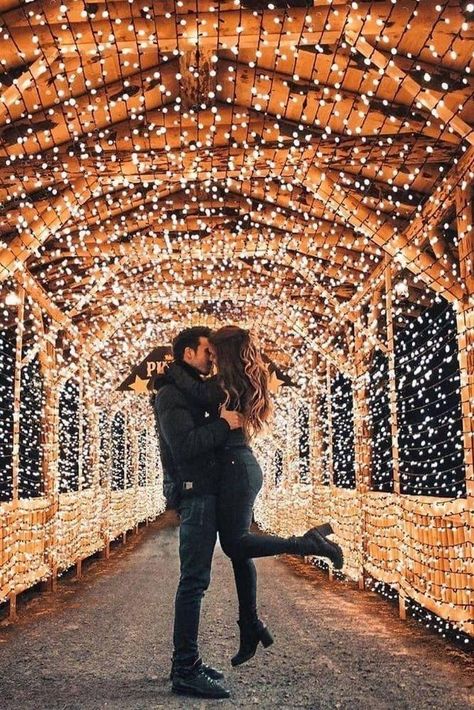 Christmas Engagement Photos, Christmas Couple Photos, Christmas Couple Pictures, Proposal Pictures, Cute Engagement Photos, Couple Engagement Pictures, Engagement Pictures Poses, Winter Photoshoot, Winter Engagement Photos