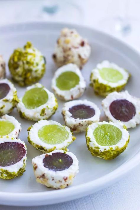 Goat Cheese Grape Balls Recipe — Eatwell101 Last Minute Appetizer, Cold Finger Foods, Grape Recipes, Elegant Appetizers, Party Appetizers Easy, Holiday Appetizers, Snacks Für Party, Savory Recipes, Best Appetizers