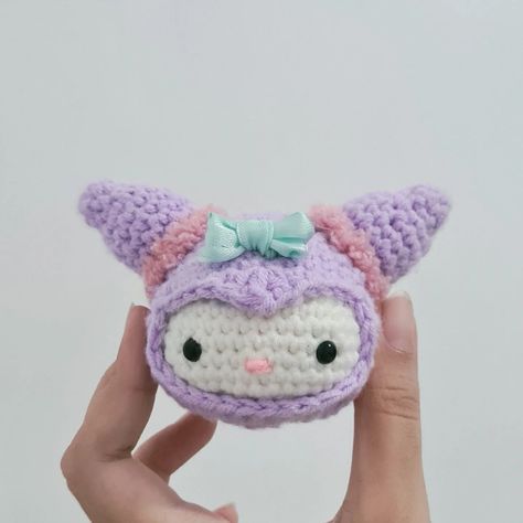 current obsession: KUROMI [the cutest villain everrr!] 🩷💜 ps. i added a blue pretzel hairclip coz i'm overdoing it with the bows lately HAHAHA. pss. you're still no.1 in mah heart, cinnamoroll. pattern by: @danielleldesigns (youtube) #crochet #crochetersofinstagram #kuromi #kuromicore #sanrio #sanrioph #crochetkeychain #crochetinspiration #keychains #crochetph #crochetphilippines #kawaiiaesthetic Crochet Kuromi, Cinnamoroll Pattern, Kuromi Bag, Crochet Bag Charm, Amigurumi Characters, Amigurumi Keychain, Plush Crochet, Current Obsession, Kawaii Aesthetic