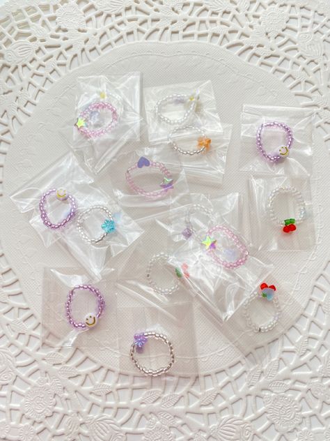 Diy Beaded Rings, Diy Jewelry Display, Preppy Jewelry, Pearls Diy, Bead Charms Diy, Beaded Necklace Diy, Beaded Jewels, Diy Bracelet Designs, Beads Bracelet Design