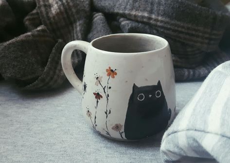 Handpainted Ceramic Mugs, Easy Mug Painting Designs, Cat Mug Painting Ideas, Pottery Painting Cat Mug, Hand Paint Mug, Cat Mug Ceramic, Mug Cat Design, Cat Mug Painting, Cute Mug Ideas Paint