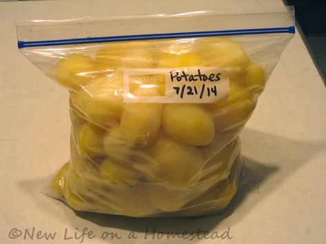 Here's an easy way to freeze potatoes to save for cooking at your convenience! You can also freeze leftover cooked potatoes. Here's how... Freeze Potatoes, Freezing Potatoes, Cooked Potatoes, Freezing Vegetables, Freezing Fruit, Make Ahead Freezer Meals, Frozen Potatoes, Crock Pot Freezer, Freezer Meal Prep