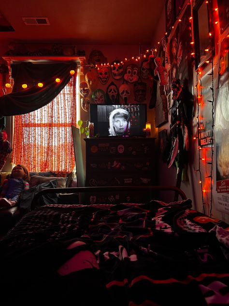 Halloween Bedroom Lights, Halloween Asethic Room, Horror Movie Bedroom Aesthetic, Horror Themed Room Aesthetic, Vintage Halloween Room, Halloween Decorated Room, Spooky Bedroom Aesthetic, Halloween Theme Room, Horror Bedroom Aesthetic