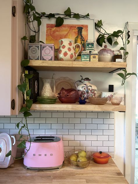 smeg toaster / home / interior design / inspo *affiliate link* Pink Small Kitchen, Smeg Aesthetic, Pink Smeg, Pink Toaster, Red Toaster, Retro Style Aesthetic, Smeg Toaster, Retro Toaster, Smeg Kitchen