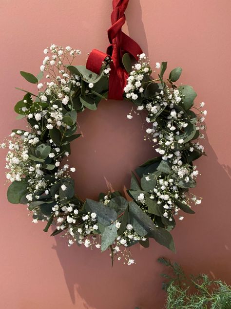 Christmas Decor With Eucalyptus, Christmas Tree Baby Breath, Baby's Breath Christmas Tree, Baby Breath Christmas Tree, Eucalyptus Christmas Tree, Baby Breath Wreath, Christmas Eucalyptus, Navidad Natural, Ribbon Wreath Christmas