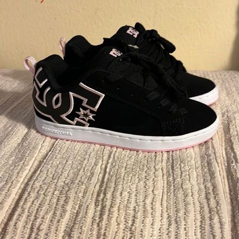 Dc Court Graffik, Dc Sneakers, Dc Shoes Women, Pretty Sneakers, Pretty Shoes Sneakers, Shoe Inspo, Swag Shoes, Dc Shoes, Pretty Shoes