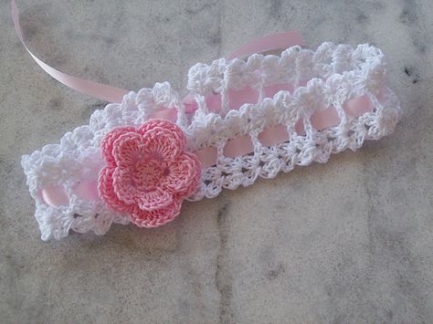 ribbon crochet headband with pink flower Bandeau Au Crochet, Headband Diy, Baby Headbands Crochet, Crochet Headband Pattern, Bonnet Crochet, Crochet Hair Accessories, Crochet Baby Girl, Haken Baby