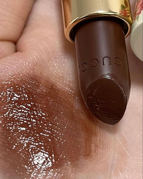 Brown Makeup Aesthetic, Brown Lipstick, Gloss Labial, Fancy Makeup, Makeup Obsession, Makeup Items, Brown Aesthetic, Makeup Essentials, Pretty Makeup