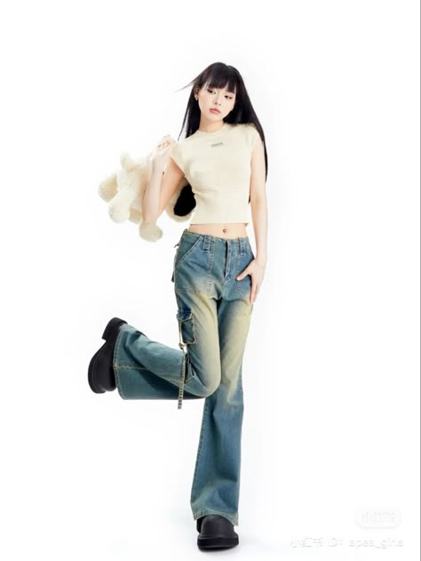 New Jeans Full Body Kpop, Kpop Soloist, Y2k Girl, Japan Outfit, Tank Top Outfits, Korean Girl Fashion, Cool Poses, Outfit Aesthetic, Girls Jeans