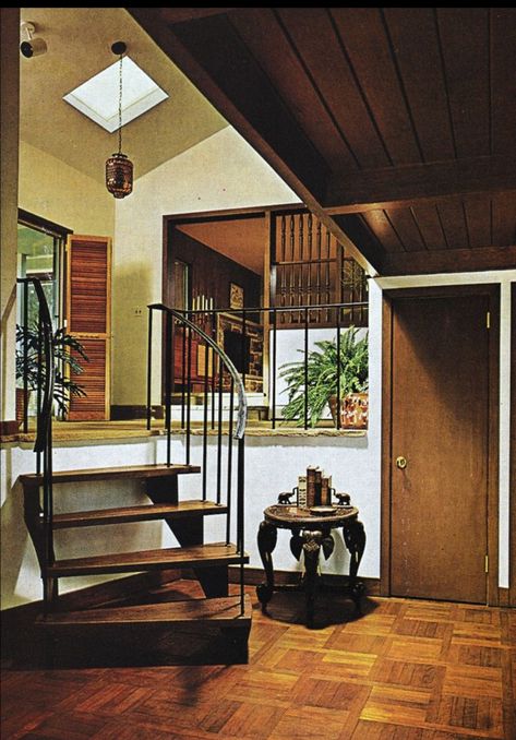 Stairs Entryway, 1970s Interior, Retro Homes, 70s Interior Design, 1970s Home Decor, Home Decor Dark, Retro House, 70s House, 70s Interior