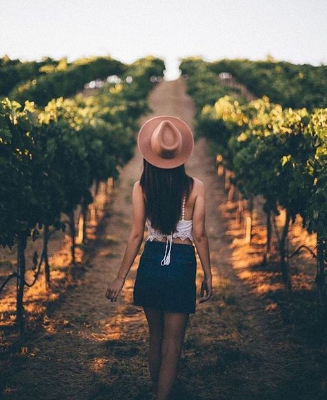 Evening strolls // Photo by @zrbphotos #lumoidit Winery Outfit Summer, Vineyard Outfit, Vineyard Photography, Wine Tasting Outfit, Wineries Outfit, Wine Photography, Jolie Photo, Photo Instagram, Photography Inspo