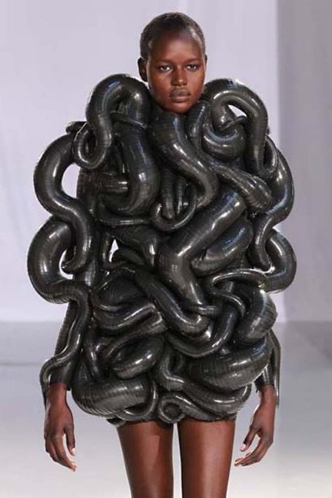 uy Neo Punk, Ugly Dresses, Snake Dress, Crazy Dresses, Ugly Outfits, Bad Fashion, Plastic Dress, Iris Van Herpen, Fashion Fail