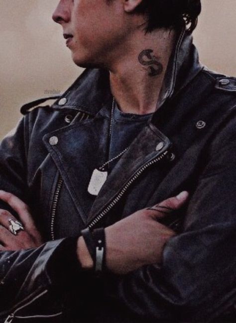 Thumb tattoo Serpent Tattoo Riverdale, Riverdale Tumblr, Thumb Tattoo, Jordan Connor, Sweet Pea Riverdale, Riverdale Wallpaper Iphone, Southside Serpents, Cole Sprouse Jughead, Cole M Sprouse