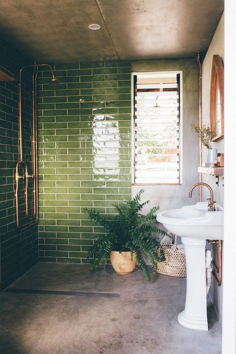 Bluestone Bathroom, Apartment Design Architecture, Green Subway Tile, Green Tiles, Interior Simple, Trendy Apartment, Interior Vintage, Subway Tiles, Green Tile