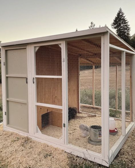 Wooden Chicken Coop Ideas, Simple Chicken House Ideas, Diy Metal Shed Chicken Coop, Chicken Coop 4 Chickens, Diy Walk In Chicken Coop Ideas, Farmhouse Style Chicken Coop, Small Chicken Coop Ideas Simple, Small Walk In Chicken Coop, Chicken Coop Walk In