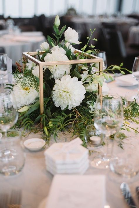 Simple Centerpiece, Rustic Wedding Decorations, Wedding Floral Centerpieces, Table Designs, Flower Centerpieces Wedding, Centerpiece Ideas, Wedding Table Decorations, Garden Theme, Wedding Table Centerpieces