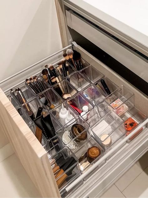 Deep Bathroom Drawer Organization, Organization Ideas Bathroom, Beautiful Bathroom Ideas, Beauty Drawer, Countertop Makeup Organization, Bathroom Diy Organization, Makeup Organization Bathroom, Deep Drawer Organization, Makeup Bathroom