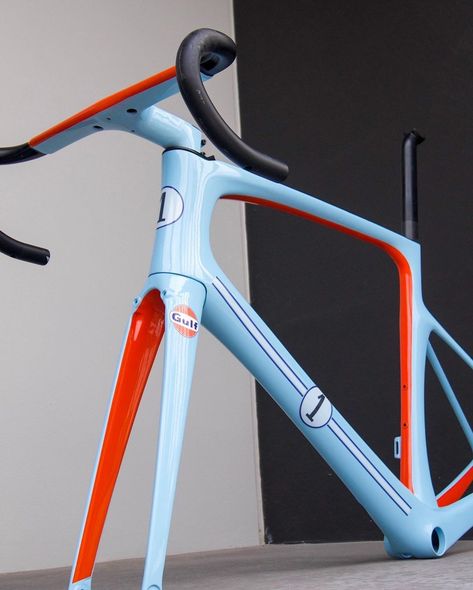 Bike Frame Design Paint, Custom Painted Bike Frame, Road Bike Paint Job, Bicycle Paint Job Ideas Diy, Mountain Bike Paint Ideas, Bike Frame Paint Ideas, Custom Bicycle Paint Jobs, Road Bike Paint Ideas, Bicycle Color Ideas