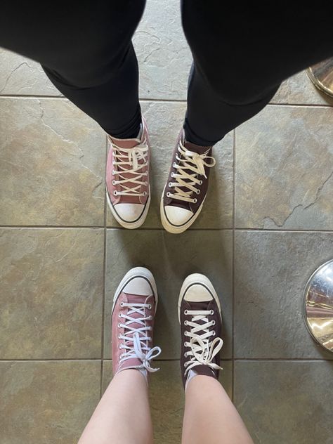 Matching converse Mix Match Converse, Matching Converse, High Top Converse Outfits, Matching Friend, Red Converse, Outfits With Converse, Converse High, Converse High Tops, Mix Match