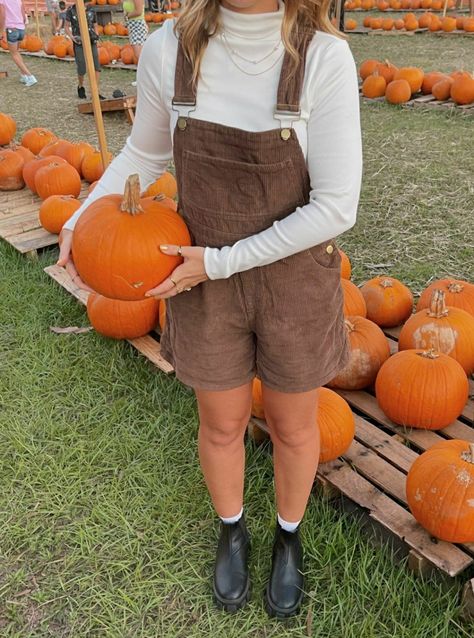 Instagram Pic Ideas, Pumpkins Carving, Fall Fashion Women, 2022 Fall Fashion, Aesthetic Leaves, Punchy Outfits, Pumpkin Patch Photoshoot, Overalls Outfits, Pumpkin Patch Outfit