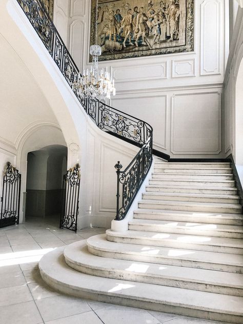 Hidden Skirting, Pretty Staircases, Classic Stairs Design, Old Money House, Neoclassical House, Twisted Games, Architecture Classic, Interior Staircase, On The Train