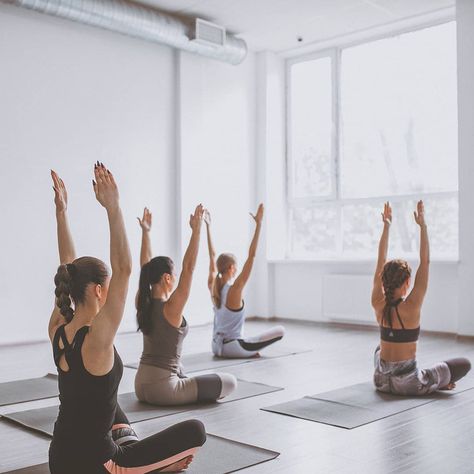 Group Yoga Aesthetic, Yoga Class Photography, Yoga Studio Photoshoot, Yoga Class Aesthetic, Yoga Teacher Aesthetic, Hot Yoga Benefits, Yoga Photoshoot Ideas, Yoga Foto's, Corporate Yoga