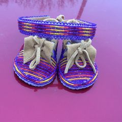 L (@larendianbeads) • Instagram photos and videos Beaded Baby Moccasins, Native Moccasins, Fancy Shawl Regalia, Powwow Beadwork, Powwow Outfits, Baby Moccasin Pattern, Loom Beading Patterns, Baby Mocs, Native American Moccasins