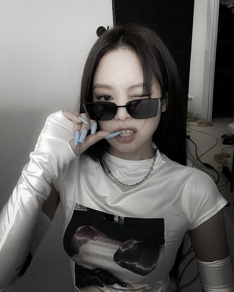 #jennie #blackpink Savage Pics, Savage Wallpapers, Girls Mirror, Black Picture, Chaeyoung Twice, Jennie Kim Blackpink, Aesthetic Photography Grunge, Black And White Aesthetic, Black And White Pictures