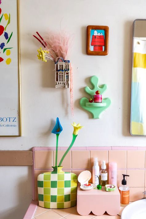 Bathroom Pink Tiles, Tacky Decor, Funky Bathroom, Quirky Bathroom, Miami Vibes, Studio Layout, Bathroom Decor Colors, Colorful Apartment, Eclectic Bathroom