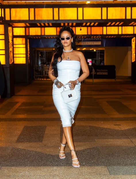 Rihanna Street Style, Rihanna Outfits, Rihanna Looks, Rihanna Style, All White Outfit, Bad Gal, Rihanna Fenty, Fall Trends, A Bad